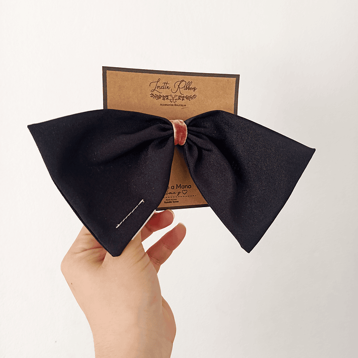 Colet Mariposa mediana negra con centro rosa 1