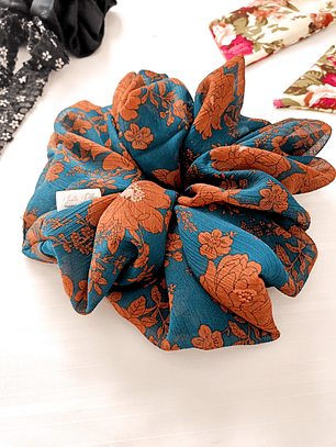 Scrunchie Rosas café 