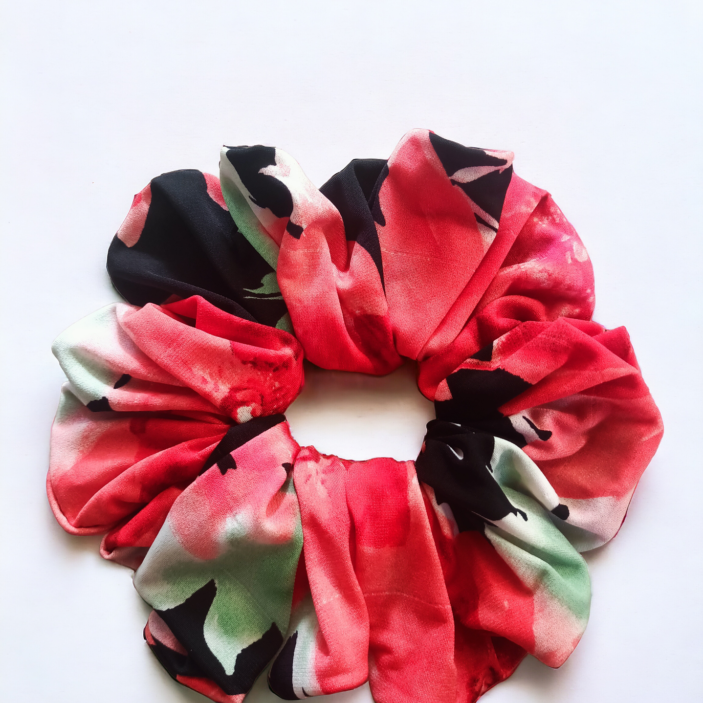 Superscrunchie Simple Negro con rosas  1