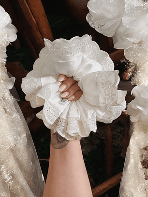 Superscrunchie Especial Blanco Broderie 🤍