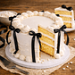 Bolo Branco com Laços Pretos - Thumbnail 2