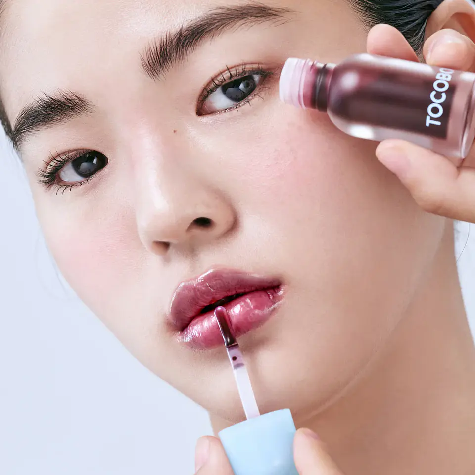 Juicy Berry Plumping Lip Oil - 03 Black Cherry  3