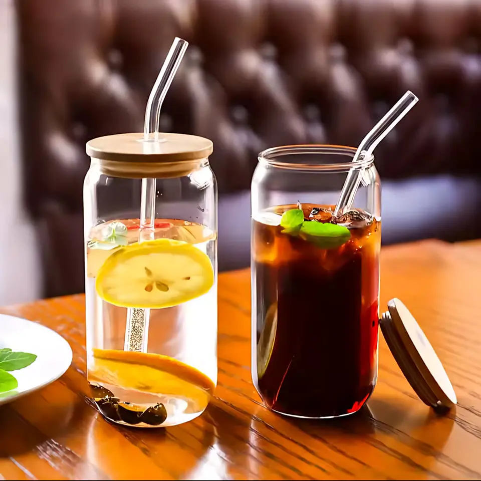 Vaso de vidrio con Tapa de Bambú y bombilla  2