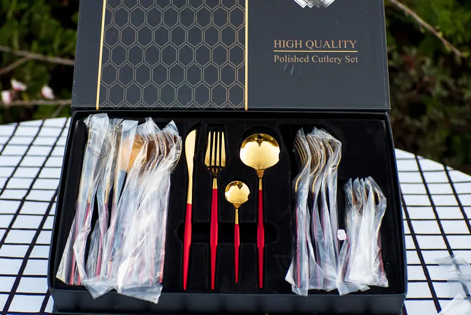 Set de cubiertos de Acero Inoxidable dorados 24 piezas  3