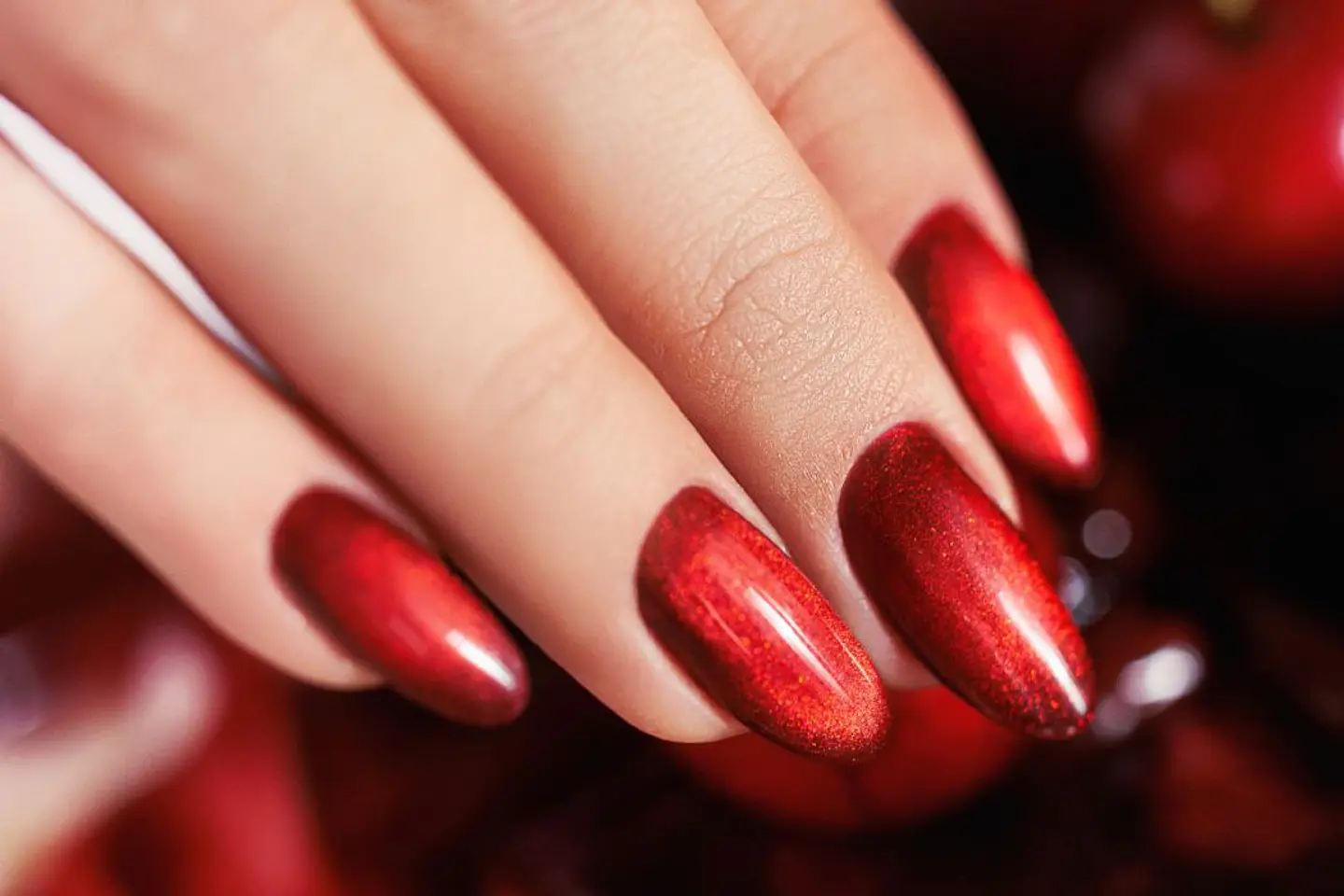 Victoria Vynn - Ge Polish 429 CHERRY LADY CAT EYE 2