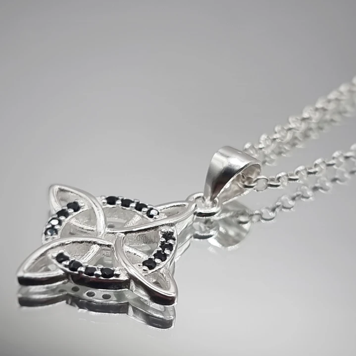 Collar Nudo de Brujas en Plata 925 con Circones Negros  3