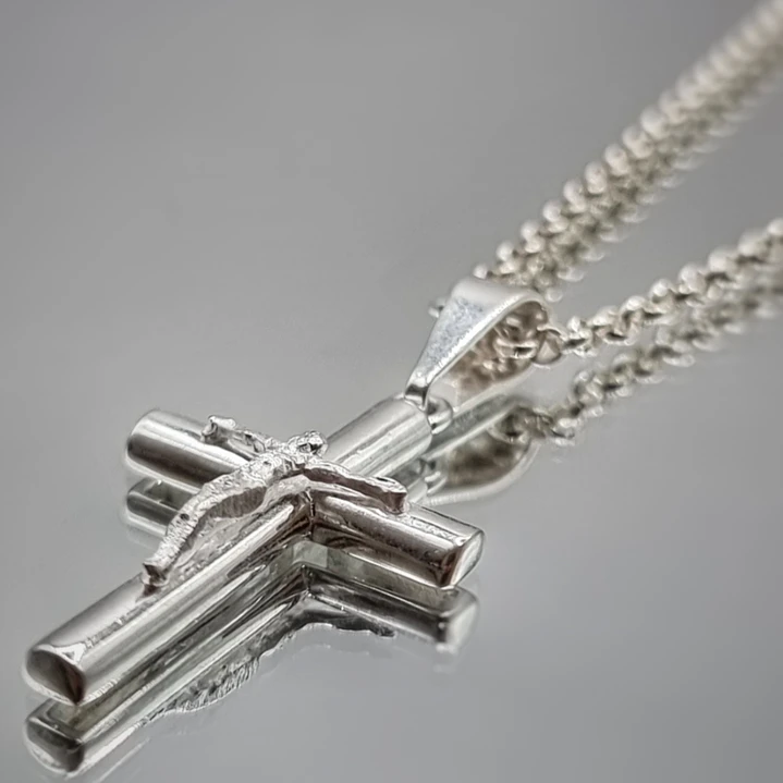Collar Jesús en la Cruz en Plata 925  2