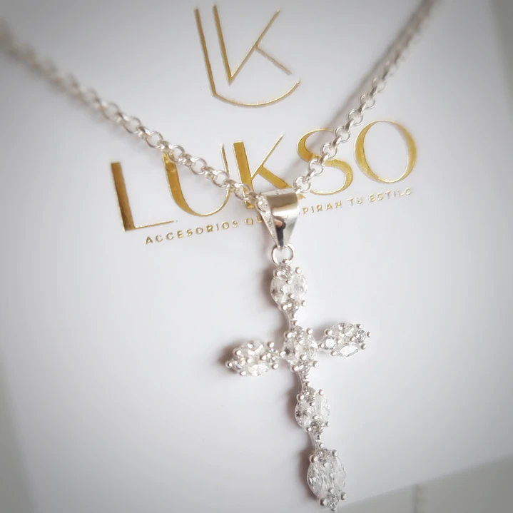 Collar Cruz en Plata 925 con Circones Brillantes  4