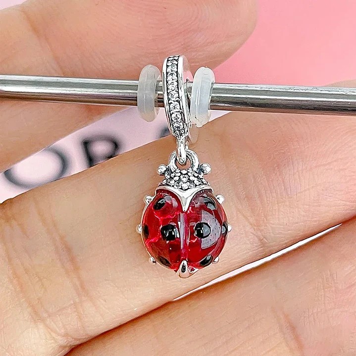 Charm Dije Mariquita Roja en Plata 925  2