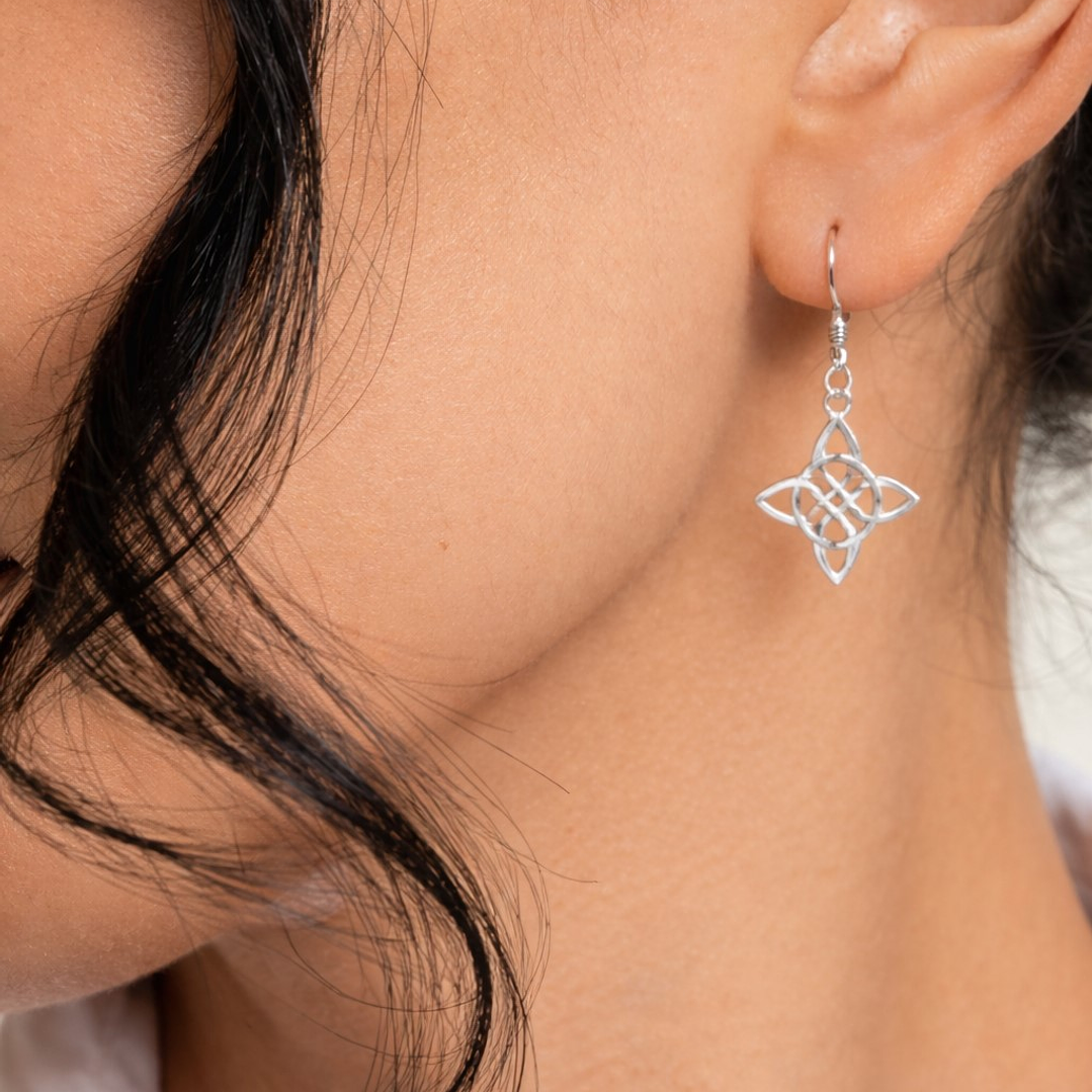 Aros Largo Nudo De Bruja 31 mm Plata Ley 925   2