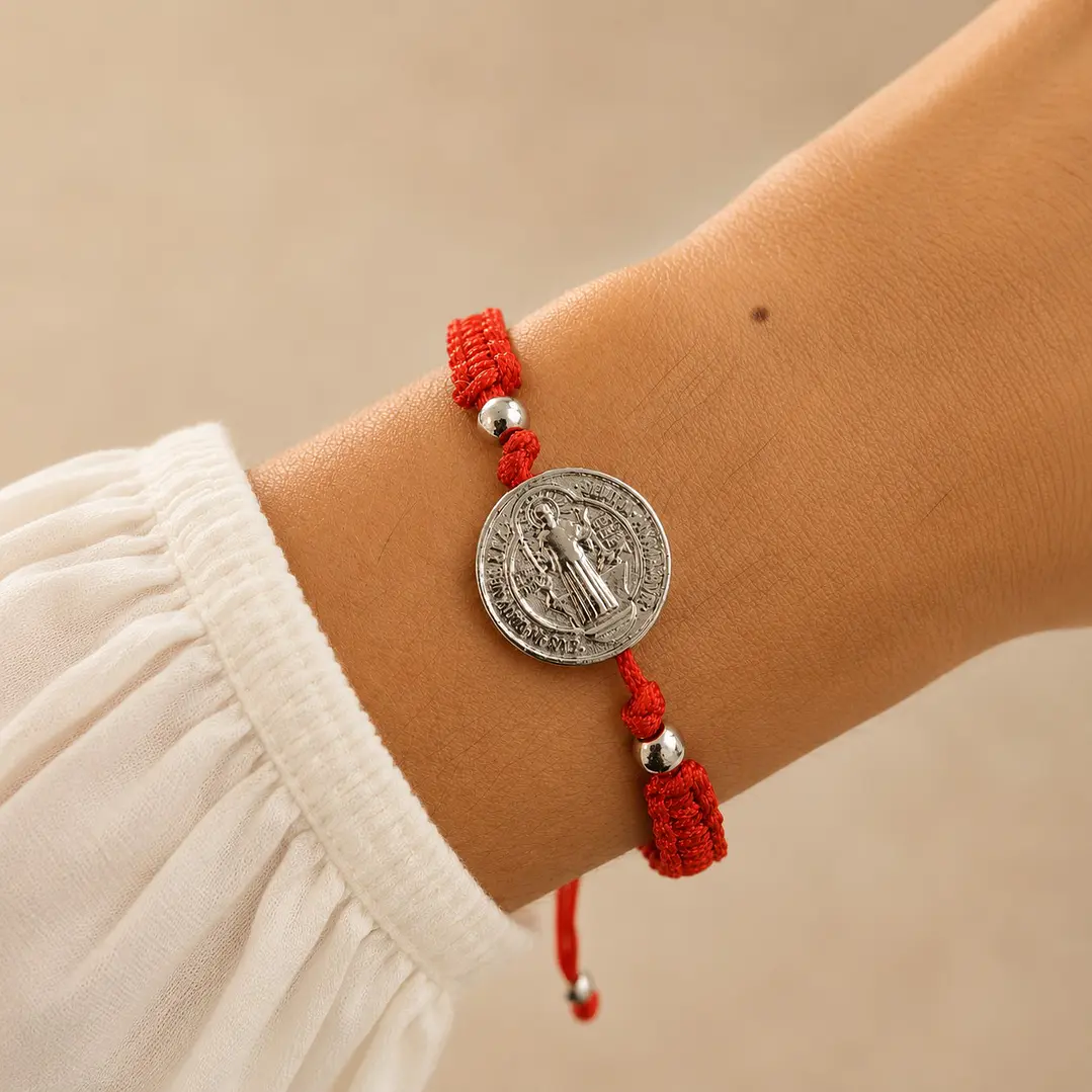 Pulsera Hilo Rojo San Benito Protección Unisex 2
