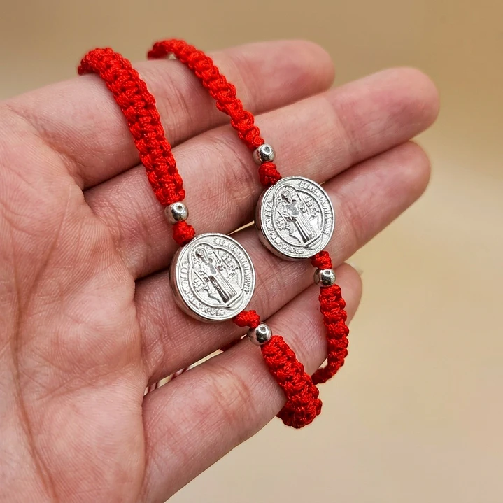 Pack 2 Pulseras Hilo Rojo San Benito Protección Acero 1