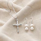 Conjunto Collar Crucifijo y Aros Perla de Rio Natural Plata 925 - EDICIÒN LIMITADA  - Miniatura 3