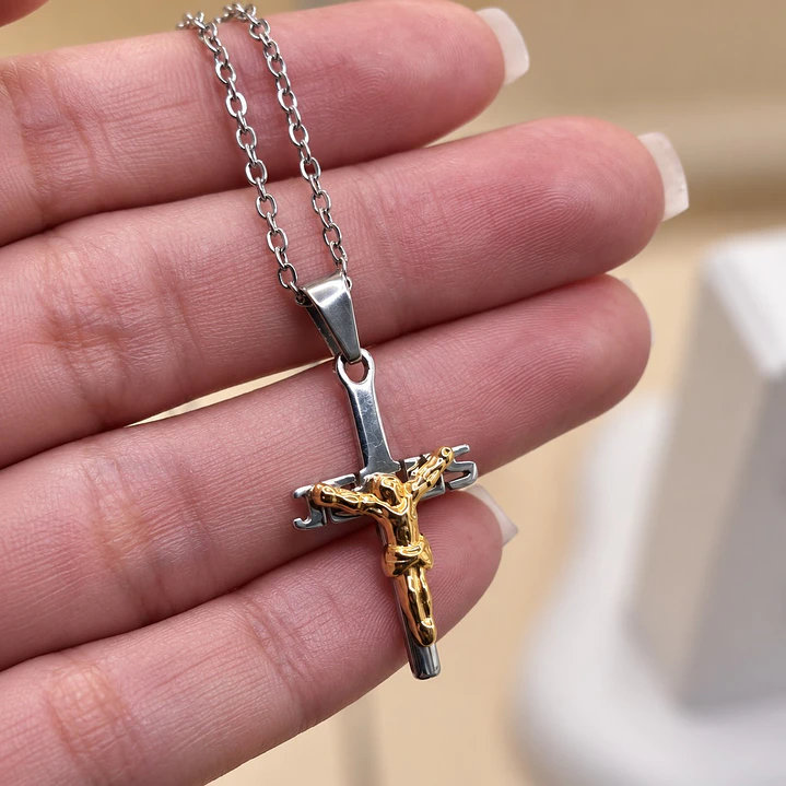 Collar Crucifijo Jesús en Acero Inoxidable 4