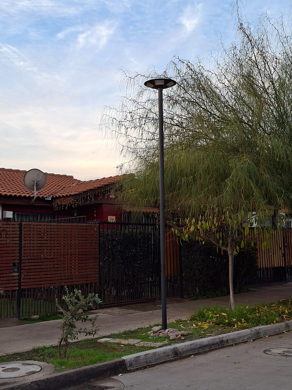 Alumbrado Público Solar Pagoda 150W Luz Cálida IP65 con Control 8