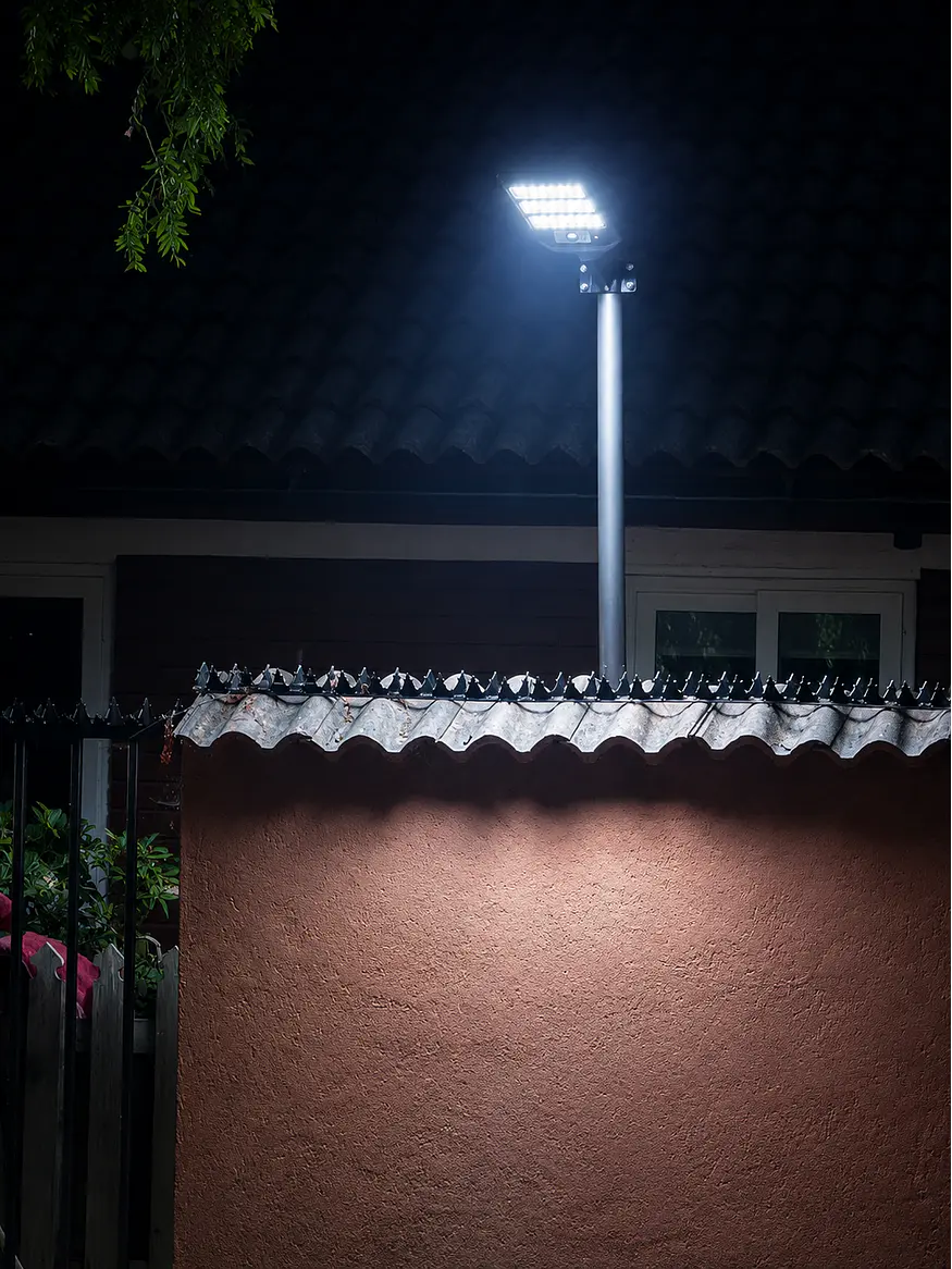 Luminaria Solar Peatonal S02 NEW 200W Luz Fría Sensor Movimiento IP65 3