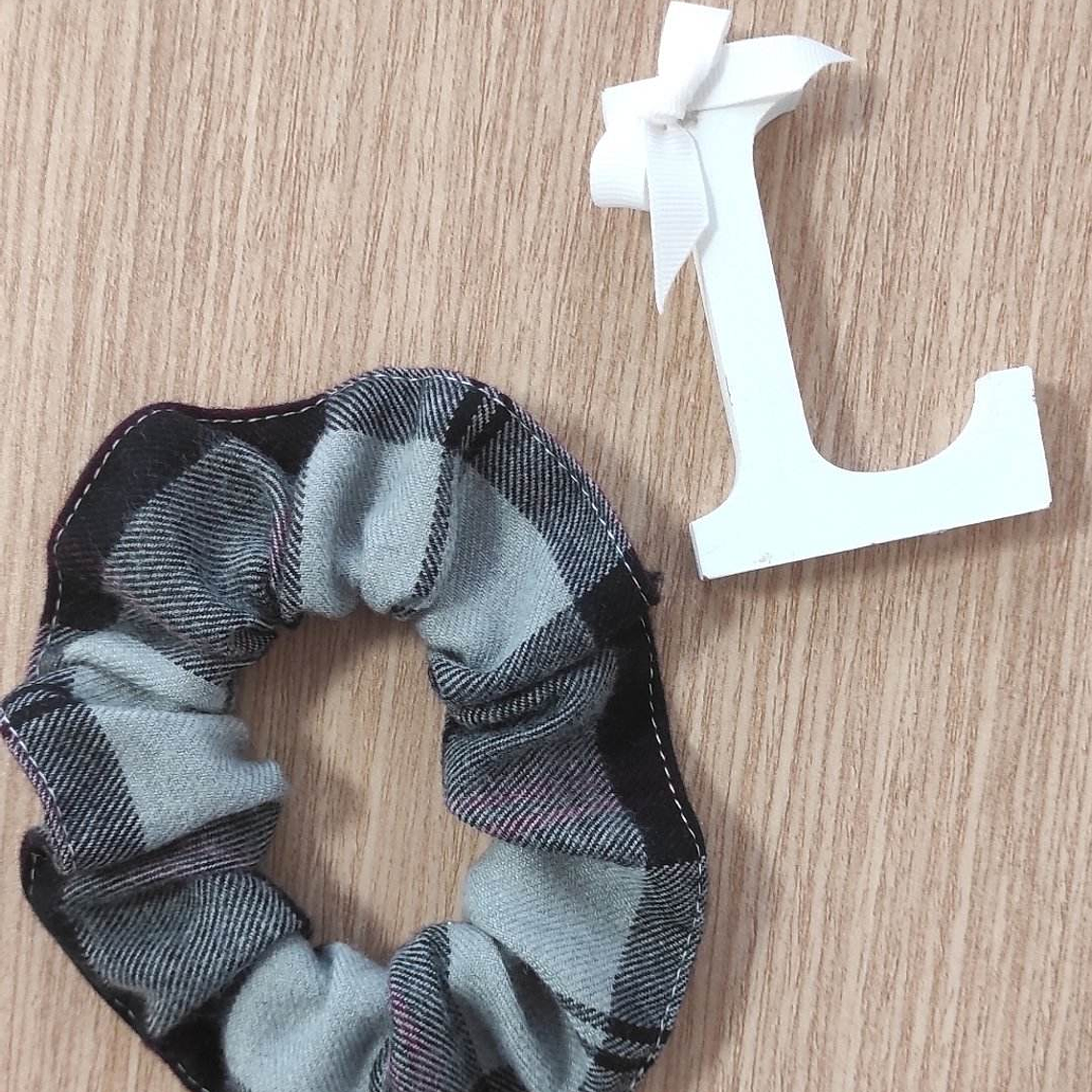 Scrunchie Xadrez Cinza & Preto 1