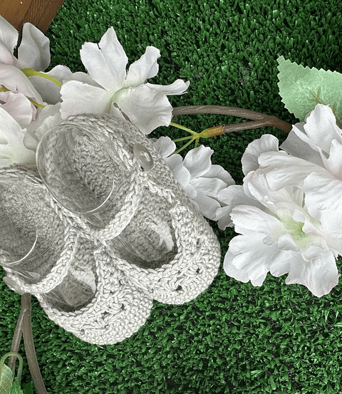 Sapatinho de crochet cinza