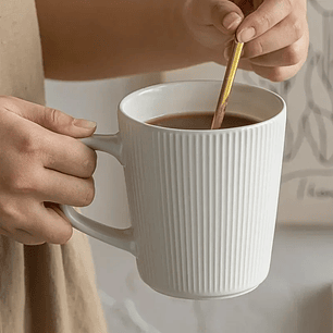 Caneca Nórdica de Cerâmica – Formato Listrado, Sólida e Elegante