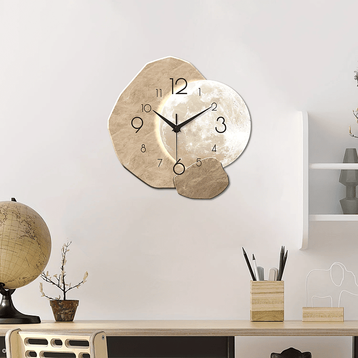 Relógio de parede moderno e silencioso em madeira, com design inspirado na lua. Ideal para sala, quarto ou escritório. Decoração elegante e minimalista. 1