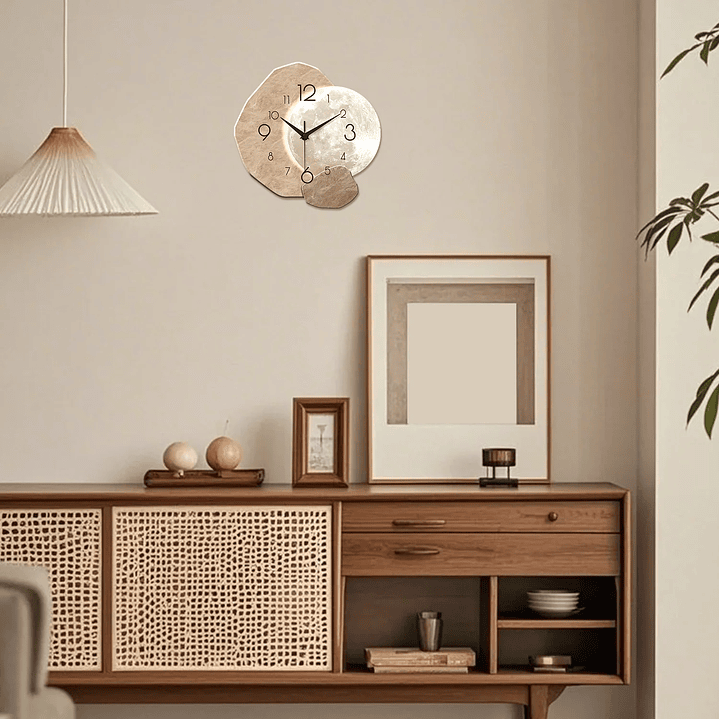 Relógio de parede moderno e silencioso em madeira, com design inspirado na lua. Ideal para sala, quarto ou escritório. Decoração elegante e minimalista. 3