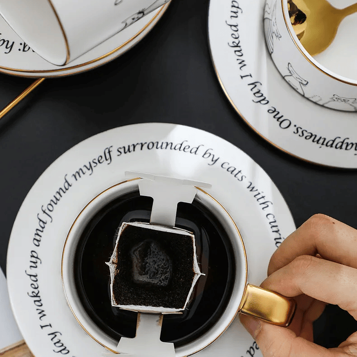 Conjunto de Chávena de Café em Cerâmica Bone*, com Pires e Colher.  9