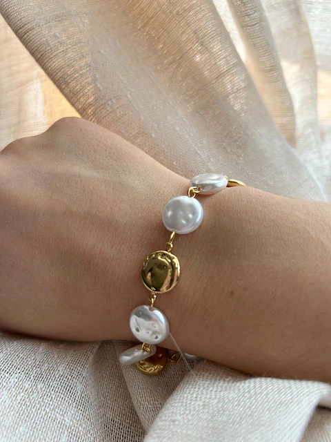 Maré – pulseira dourada com pérolas