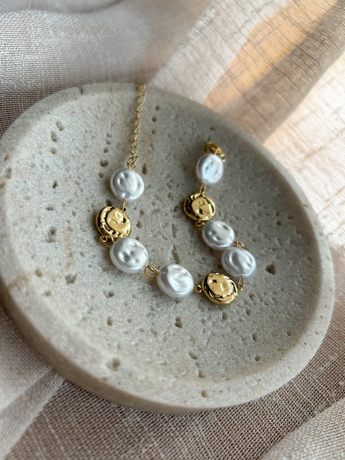 Maré – pulseira dourada com pérolas 2