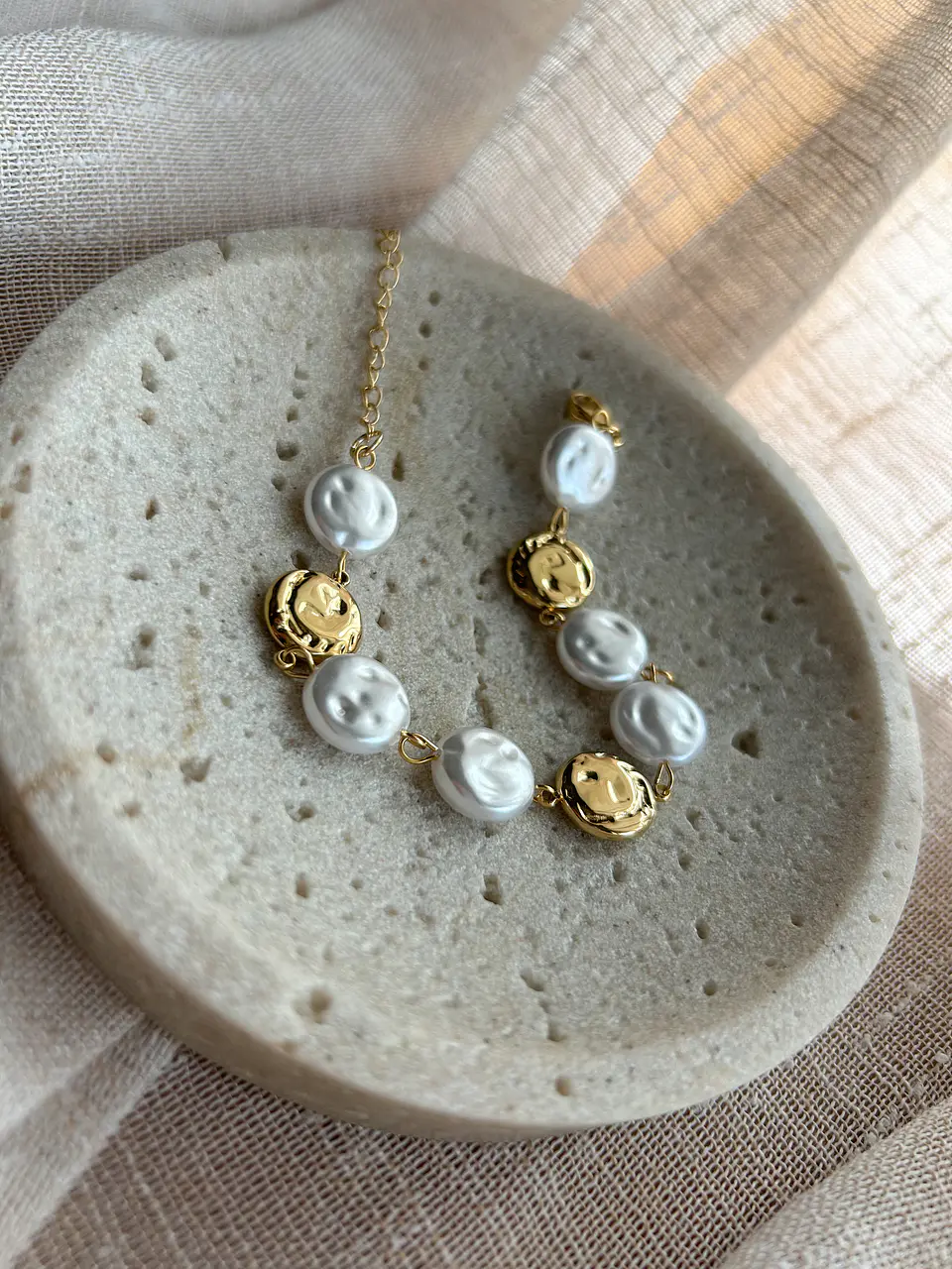 Maré – pulseira dourada com pérolas 2