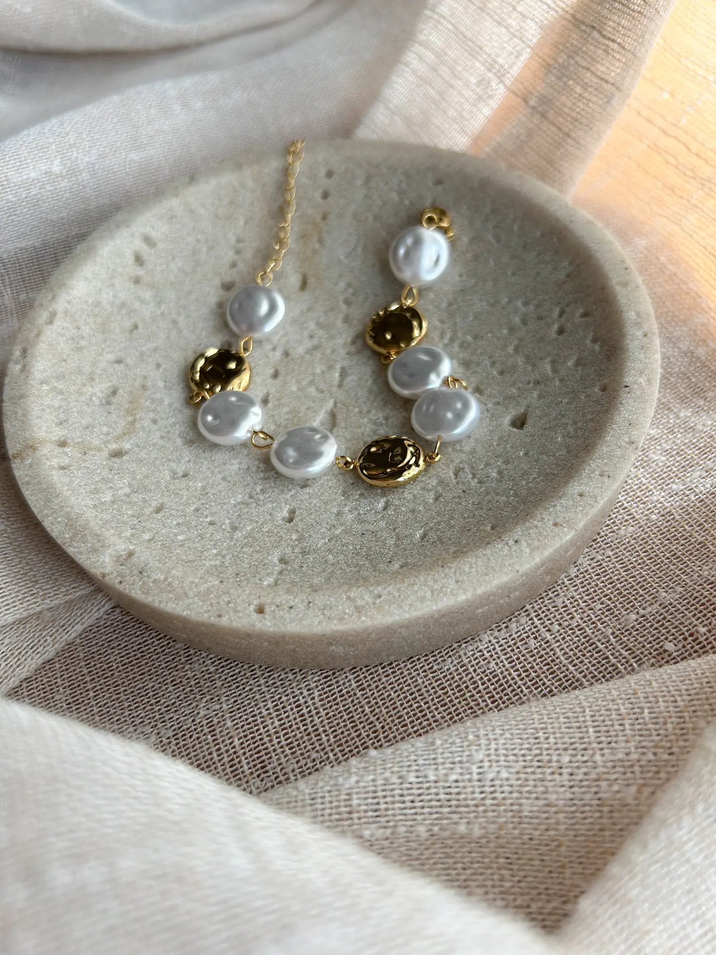 Maré – pulseira dourada com pérolas 3