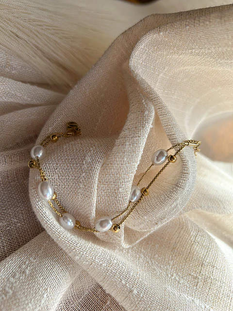 Bruma - pulseira dourada com pérolas