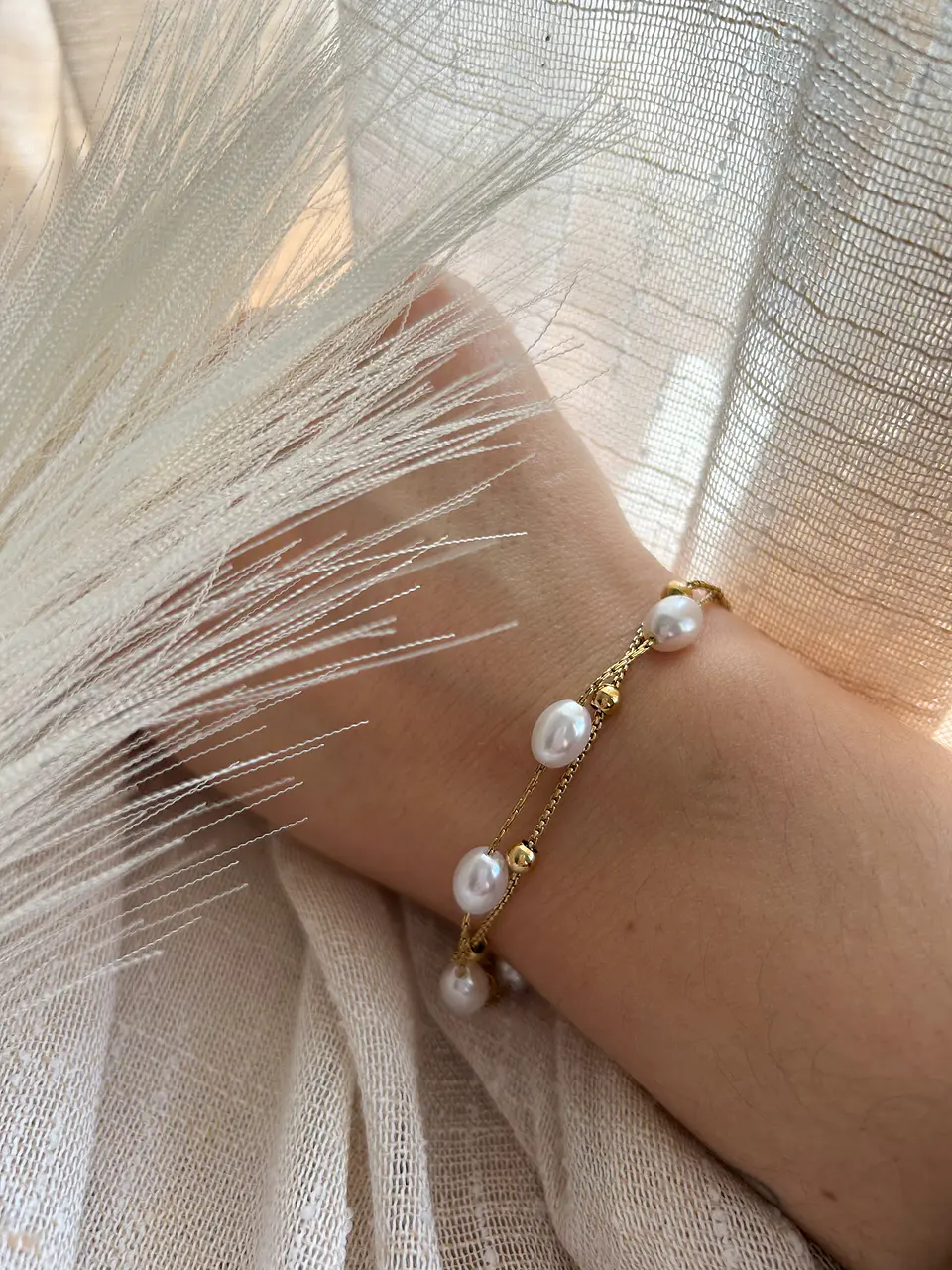 Bruma - pulseira dourada com pérolas 3