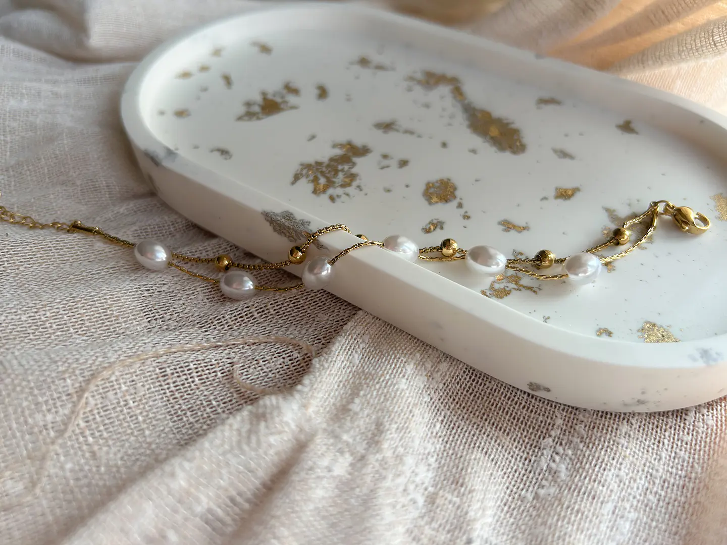 Bruma - pulseira dourada com pérolas 4