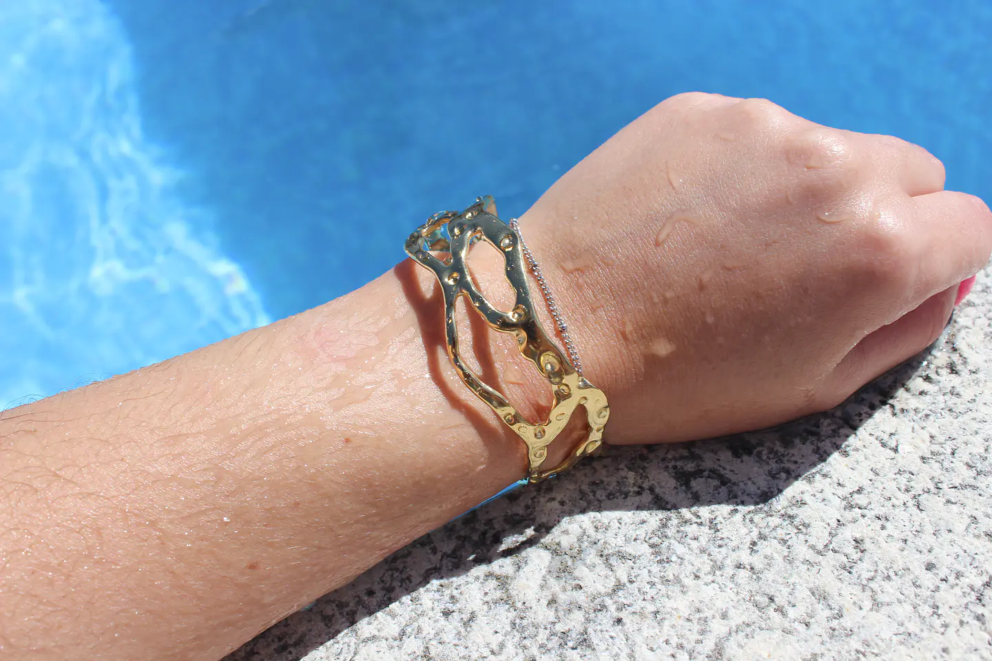 Coral - Pulseira Dourada 1