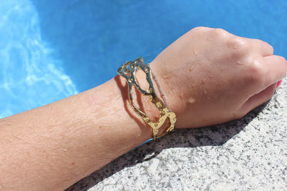 Coral - Pulseira Dourada 1