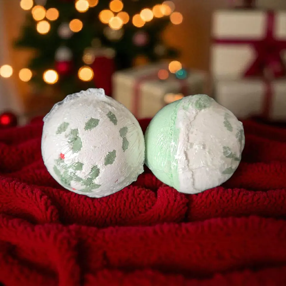 Bath Bomb - Holly Berry & Mistletoe  1