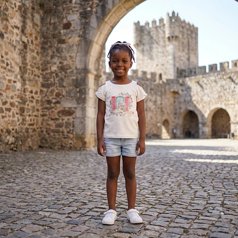 T-shirt com estampado, strass e ombros descobertos