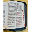 Biblia Tamaño Manual Letra Gigante RVR60 Con Índice y Sin Cierre Azul Marino 3