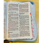 Biblia Letra Gigante Tamaño Manual RVR60 Con Cierre e Índice Celeste Floral 3