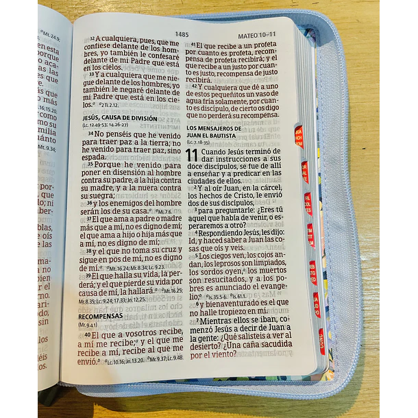 Biblia Letra Gigante Tamaño Manual RVR60 Con Cierre e Índice Celeste Floral 3