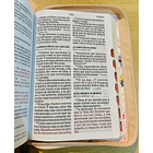 Biblia Tamaño Manual Letra Gigante RVR60 Con Índice y Cierre Rosa Floral 3
