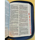 Biblia Tamaño Manual Letra Grande RVR60 Con Índice y Cierre Azul Marino 3