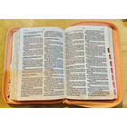 Biblia Tamaño Manual Letra Grande RVR60 Con Índice y Cierre Salmón/Floral 3