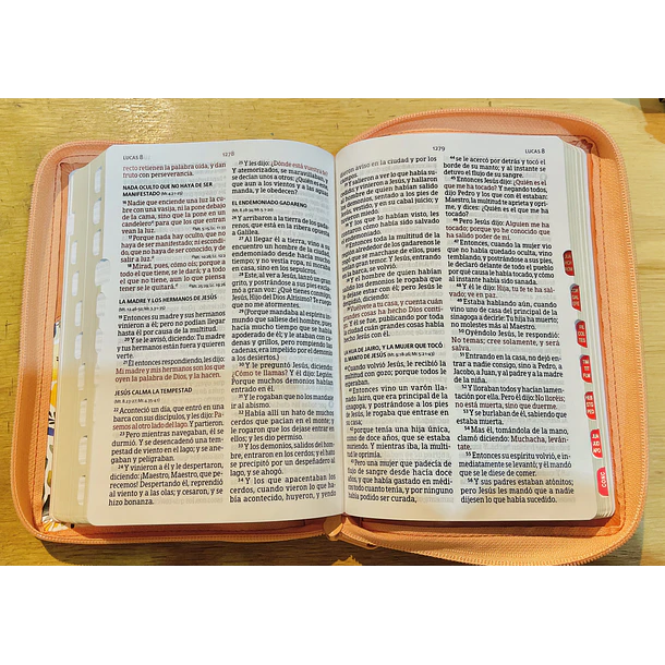 Biblia Tamaño Manual Letra Grande RVR60 Con Índice y Cierre Salmón/Floral 3