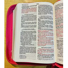 Biblia Tamaño Compacto RVR60 Con Cierre Fucsia/Floral  2