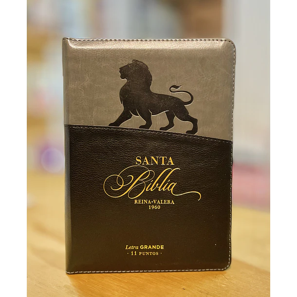 Biblia Tamaño Compacto Letra Grande RVR60 Con Cierre e Índice Gris/Negro León 1