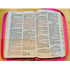 Biblia Tamaño Manual Letra Grande RVR60 Con Índice y Cierre Flores Marrón/Fucsia/Lima 3