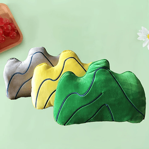 Almohada peluche montaña con líneas 