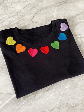 Camiseta negra corazones bordados 