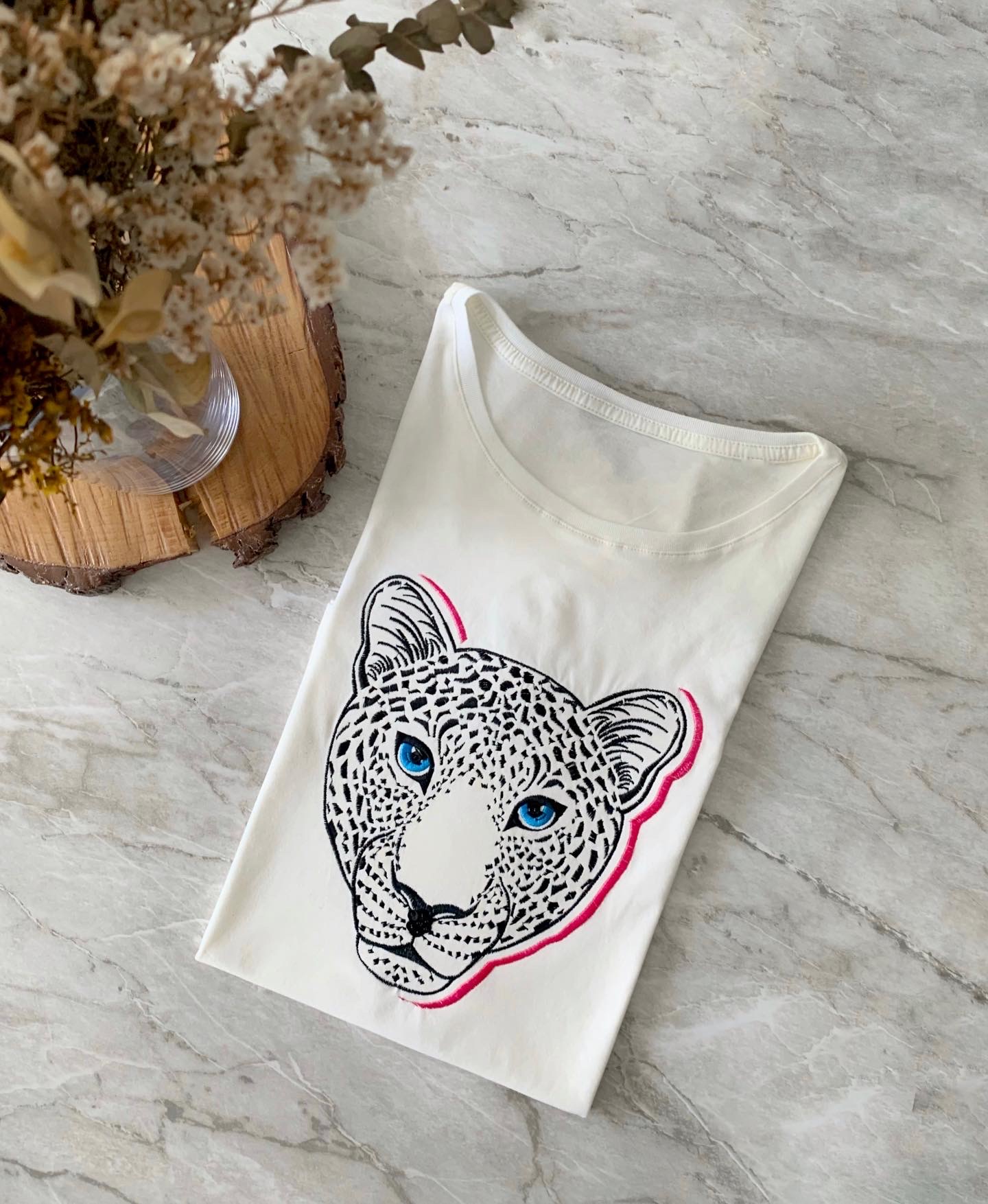 Camiseta leopard face bordada   
